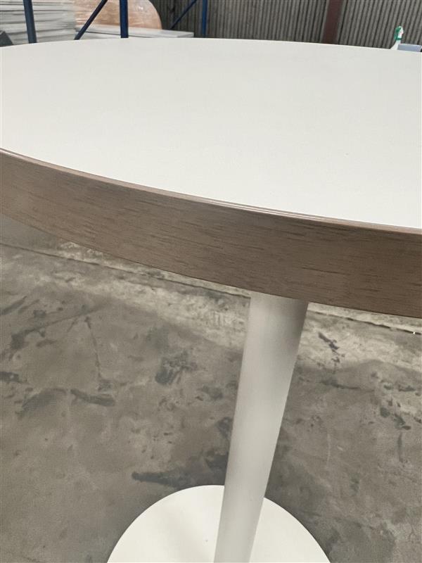 Orangebox: Poseur High Table - Gerenoveerd