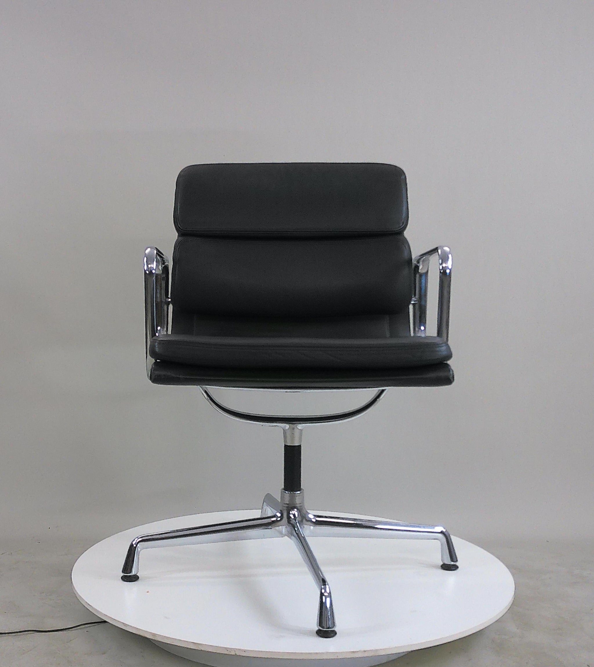 Vitra - Soft Pad Chair EA 208
