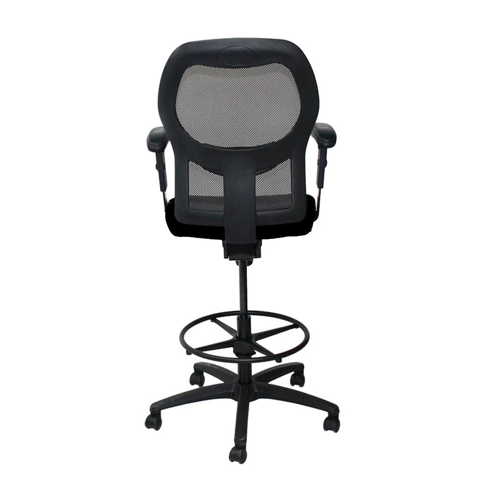 <tc>Ahrend</tc>: Silla de dibujante tipo 160 en tela negra - Base negra - Reacondicionada