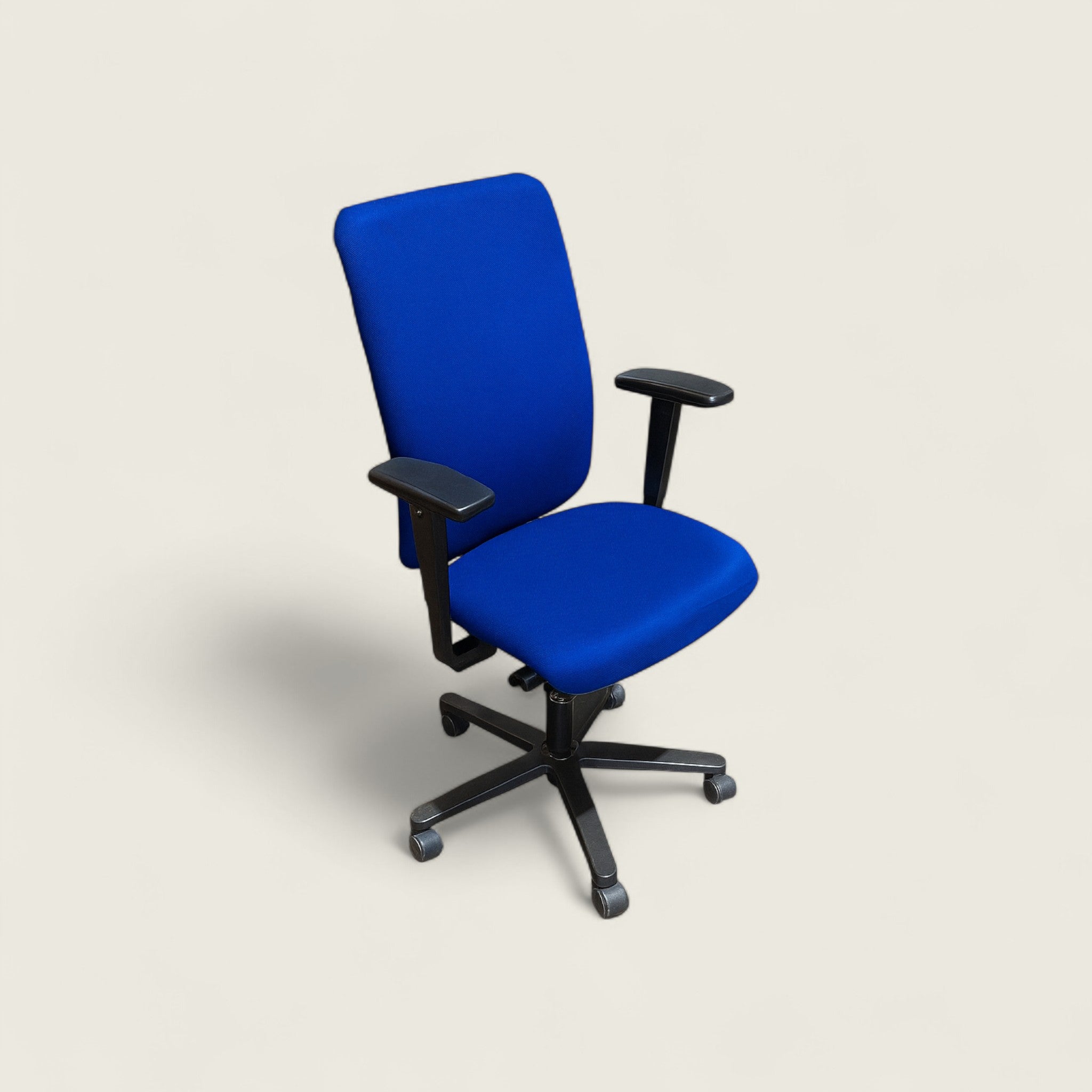 <tc>Sedus</tc>: <tc>Netwin</tc> Silla NW-100 con respaldo de malla en tela azul - Reacondicionada