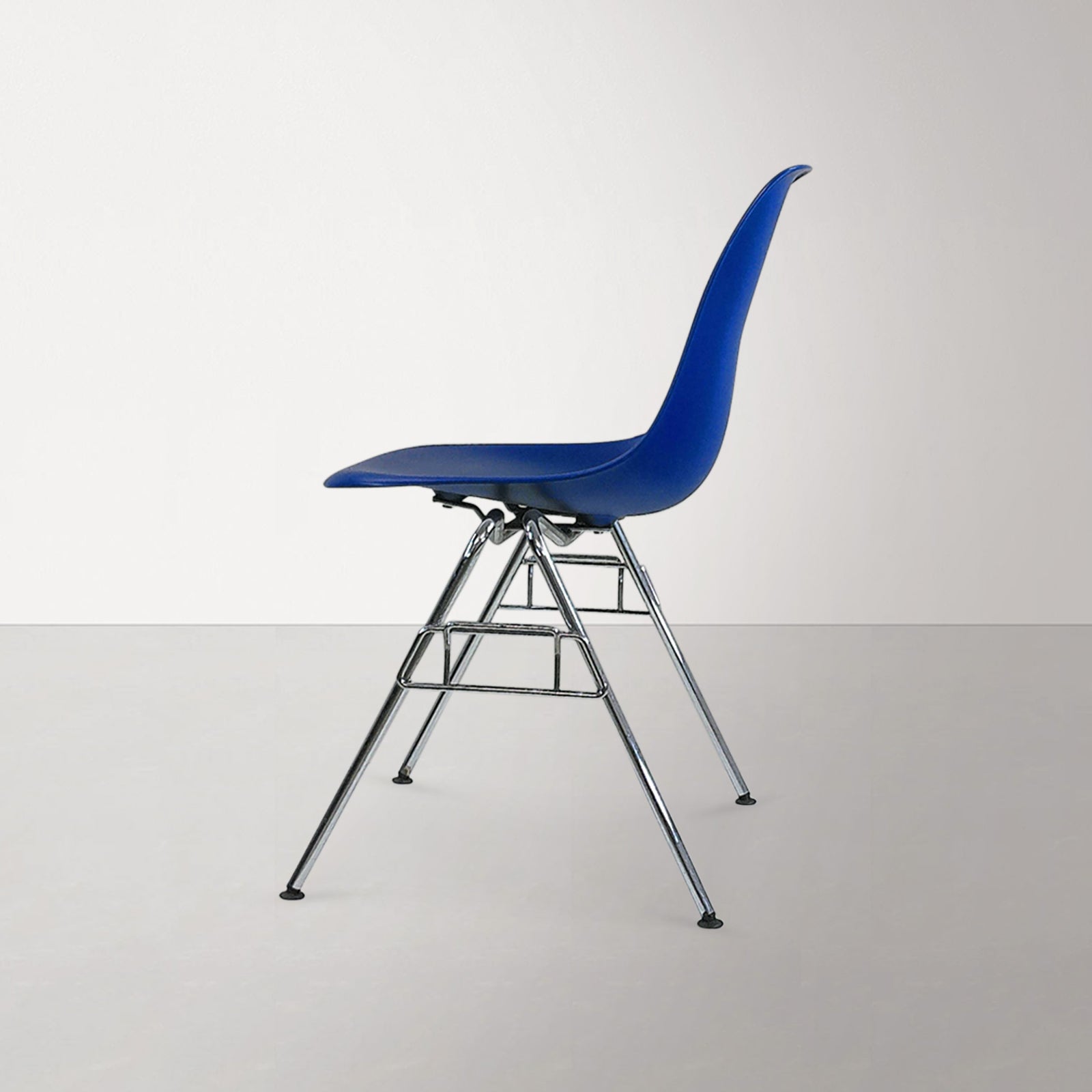 <tc>Vitra</tc> <tc>Eames</tc>: DSS - Silla apilable - Reacondicionada