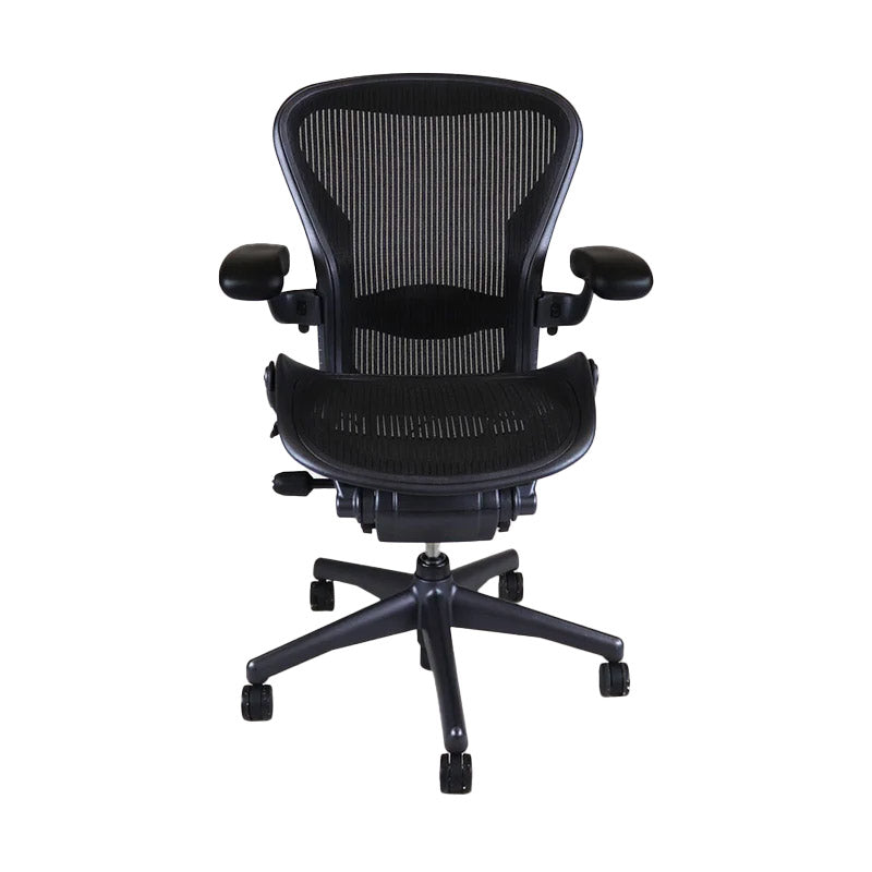 <tc>Herman Miller</tc>: Aeron - <tc>Size B</tc> - Fester Arm, Neigung nach hinten (Graphit) - Generalüberholt