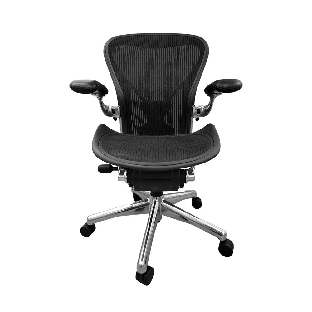 <tc>Herman Miller</tc>: Aeron - <tc>Size B</tc> - Volles Haus mit Aluminiumrahmen (Graphit) - Generalüberholt