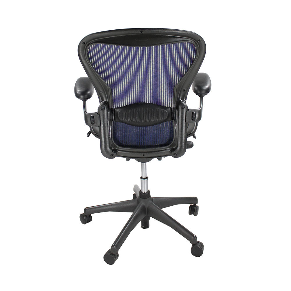 <tc>Herman Miller</tc>: Aeron <tc>Size C</tc> Nur mit Rückenlehnenneigung in dunkelblauem Netzgewebe – Generalüberholt