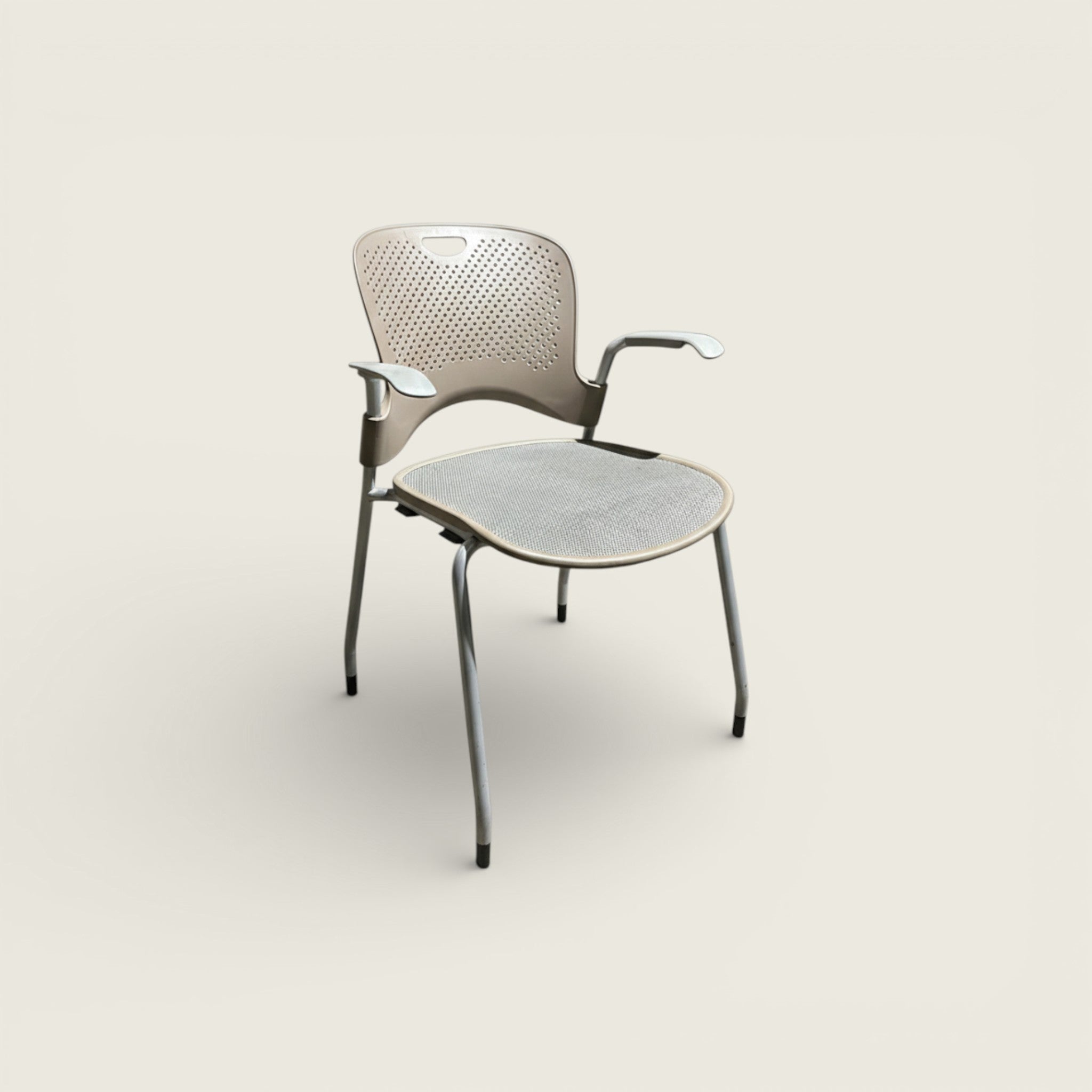 <tc>Herman Miller</tc>: Chaise empilable Caper - Reconditionnée