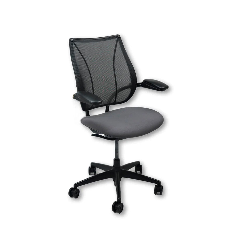 <tc>Humanscale</tc>: <tc>Liberty</tc> Bürostuhl aus grauem Stoff – Generalüberholt