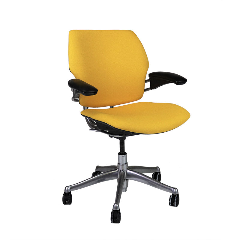 <tc>Humanscale</tc>: <tc>Freedom</tc> Chaise de bureau avec cadre en aluminium et tissu jaune - Reconditionnée