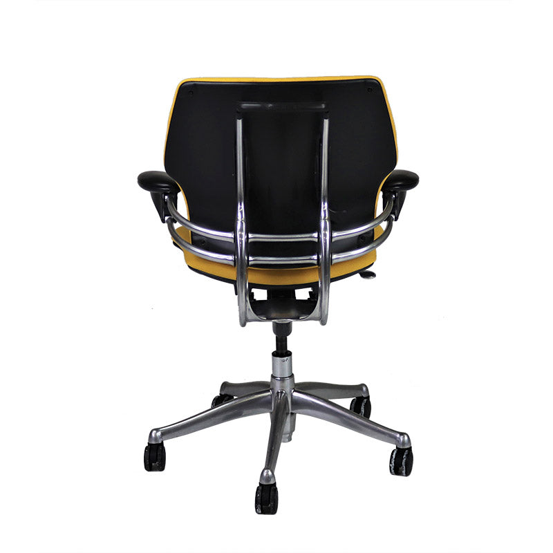 <tc>Humanscale</tc>: <tc>Freedom</tc> Chaise de bureau avec cadre en aluminium et tissu jaune - Reconditionnée