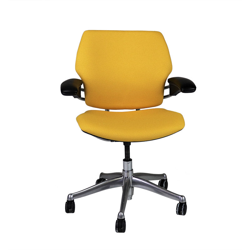 <tc>Humanscale</tc>: <tc>Freedom</tc> Chaise de bureau avec cadre en aluminium et tissu jaune - Reconditionnée
