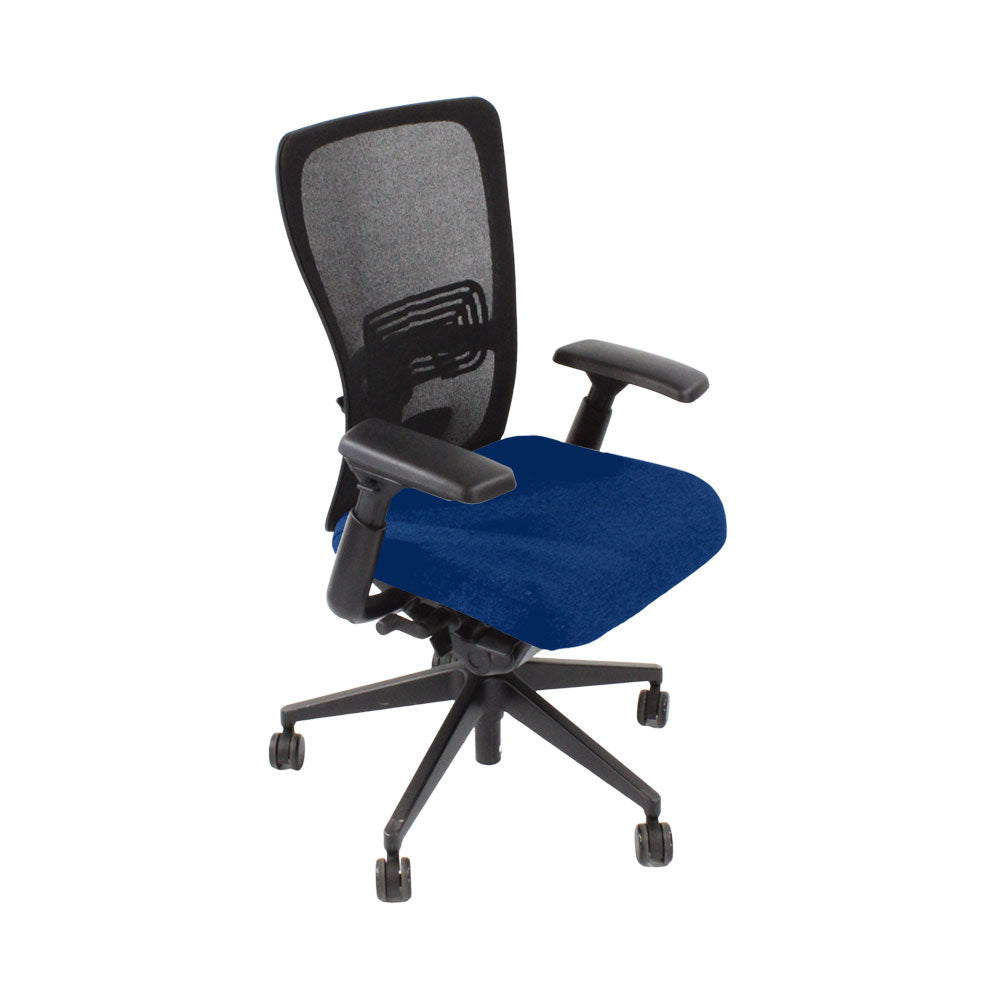 <tc>Haworth</tc>: <tc>Zody Comforto</tc> Chaise de bureau 89 en tissu bleu/cadre noir - Rénovée