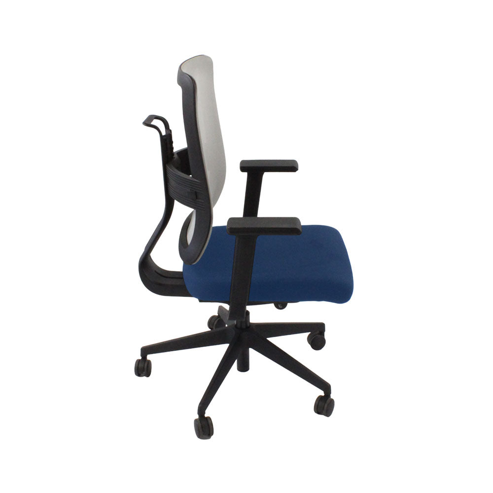 <tc>Viasit</tc>: <tc>Toleo</tc> Silla de trabajo con respaldo de malla en tela azul - Reacondicionada