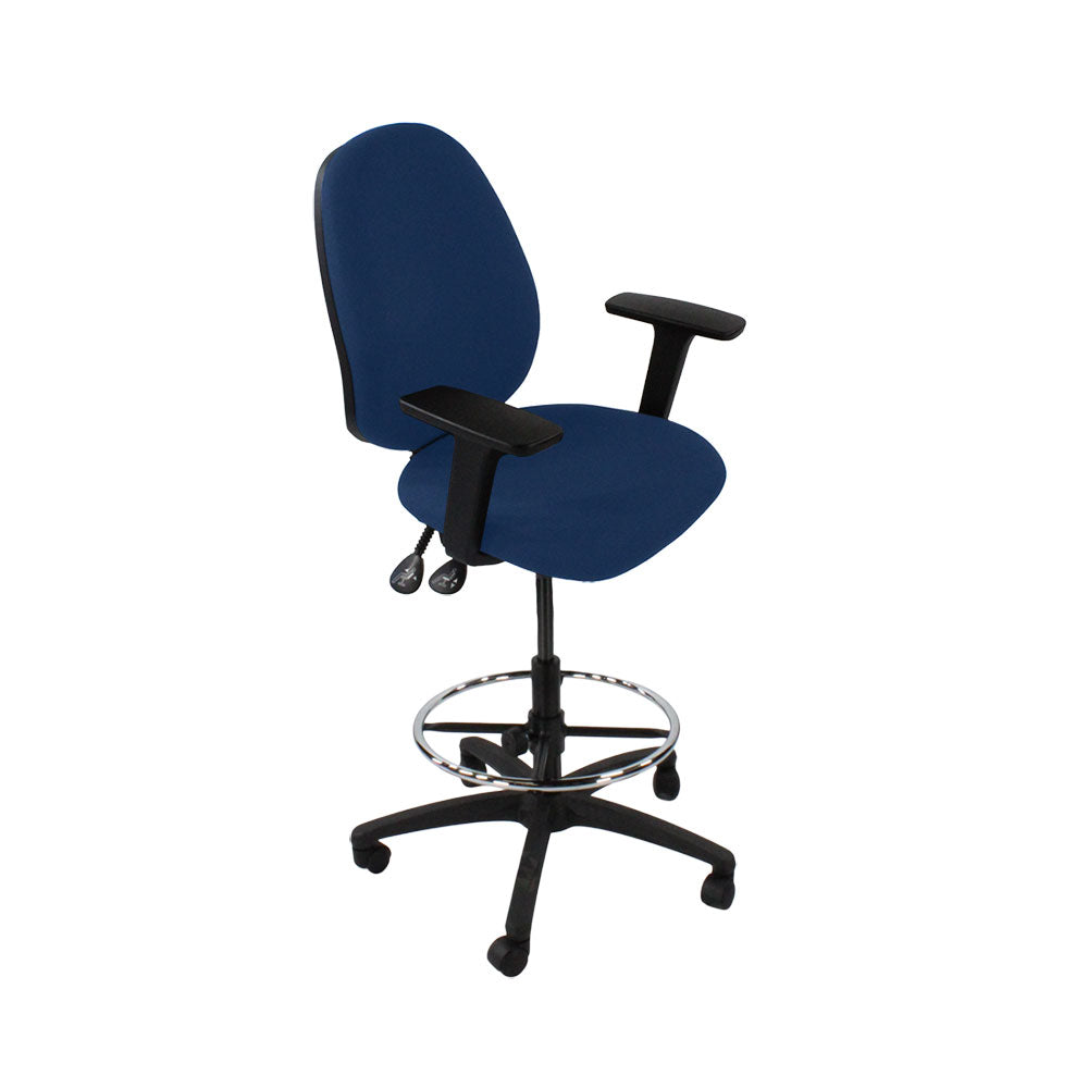 Sajón: <tc>Scoop</tc> Silla alta de delineante en tela azul - Reacondicionada