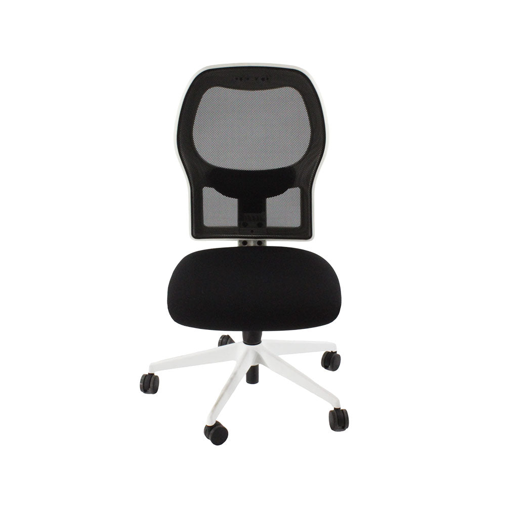 <tc>Ahrend</tc>Silla de trabajo tipo 160 en tela negra y estructura blanca, sin brazos - Reacondicionada