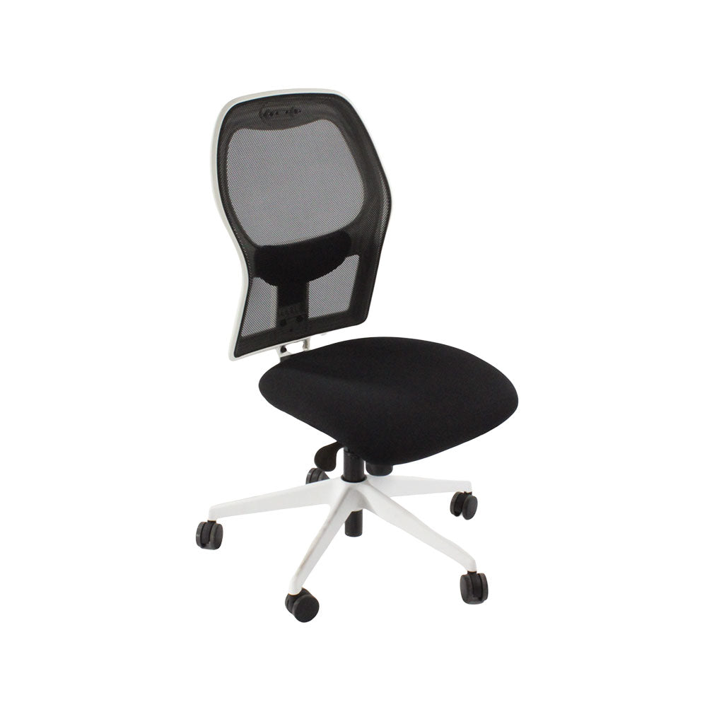 <tc>Ahrend</tc>Silla de trabajo tipo 160 en tela negra y estructura blanca, sin brazos - Reacondicionada
