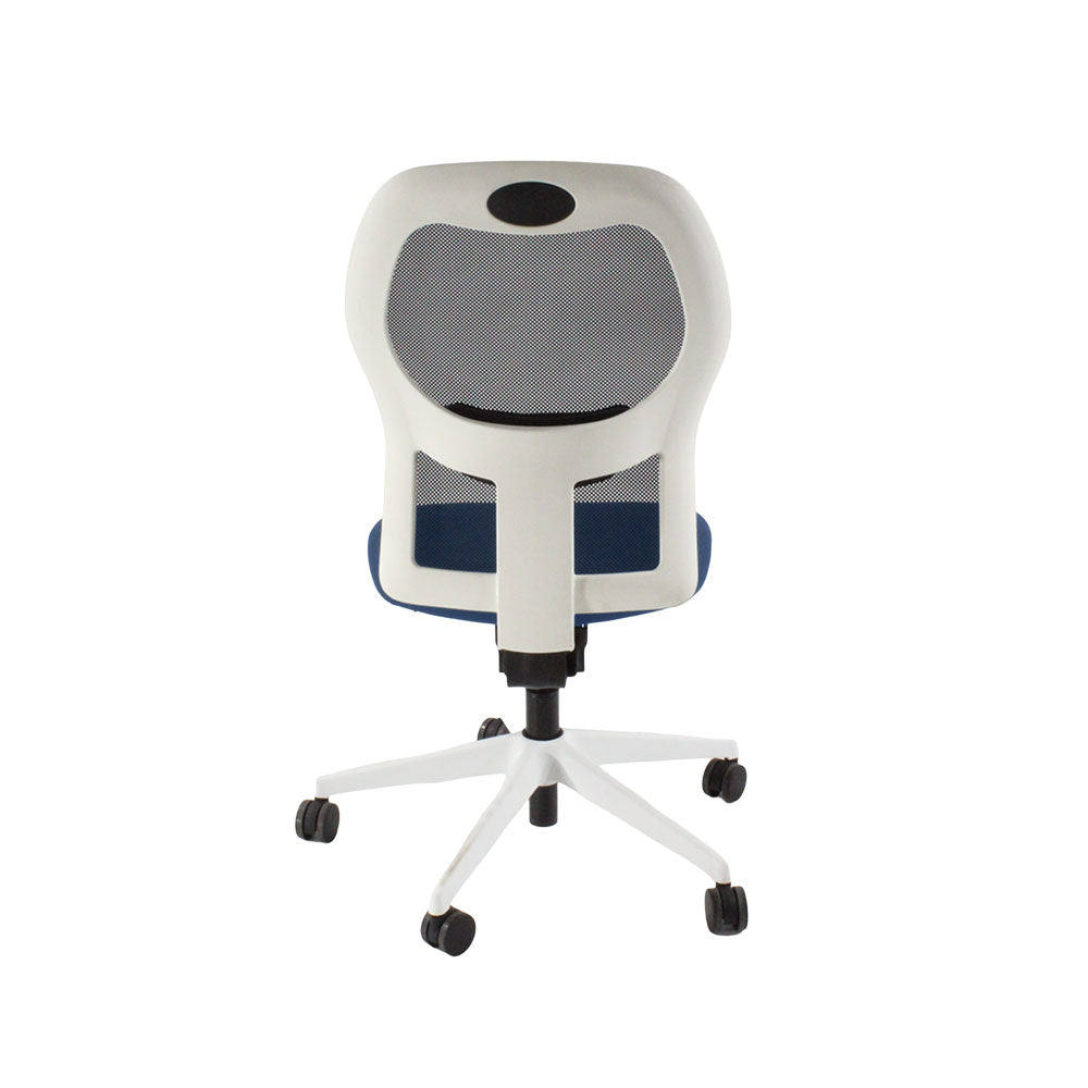 <tc>Ahrend</tc>Silla de trabajo tipo 160 en tela azul y estructura blanca, sin brazos - Reacondicionada
