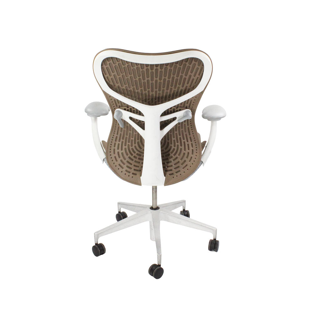 <tc>Herman Miller</tc>: <tc>Mirra</tc> 2 Sedia da lavoro in marrone - Ricondizionata