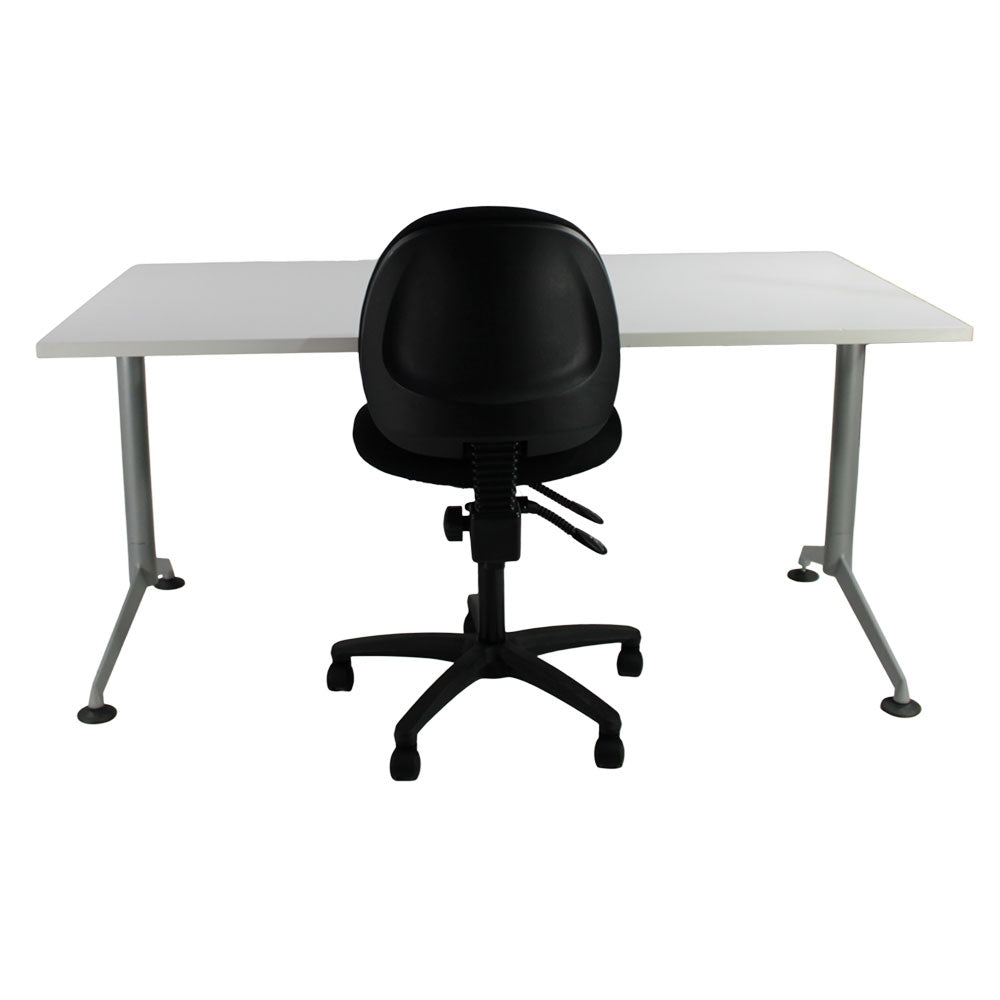 <tc>Herman Miller</tc>: <tc>Abak</tc> Scrivania singola con gambe a T e Saxen: <tc>Scoop</tc> Operatore in tessuto nero senza braccioli - Ricondizionato