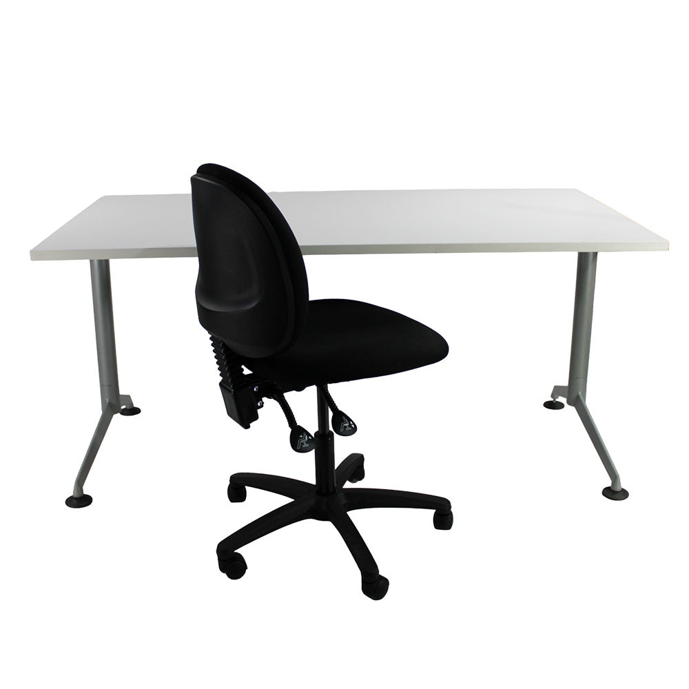 <tc>Herman Miller</tc>: <tc>Abak</tc> Escritorio individual con patas en T y Saxen: <tc>Scoop</tc> Operador en Tela Negra sin Brazos - Reacondicionado