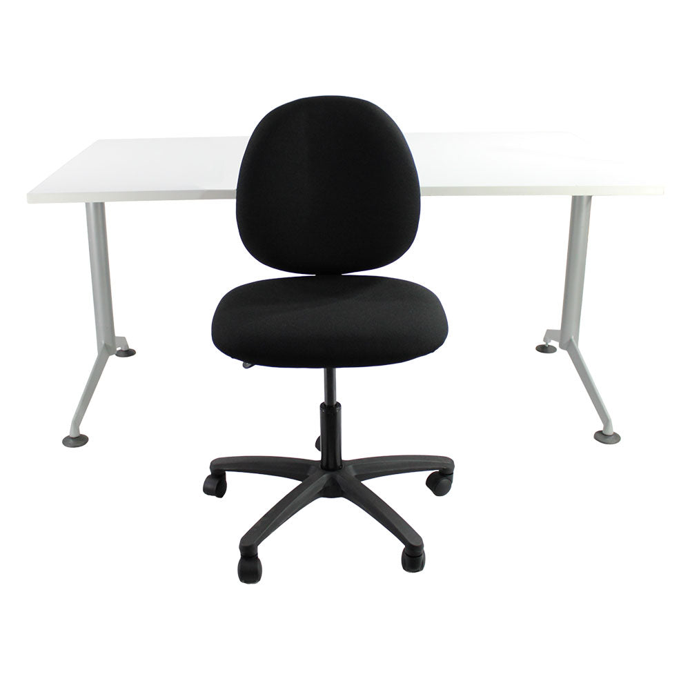 <tc>Herman Miller</tc>: <tc>Abak</tc> Escritorio individual con patas en T y Saxen: <tc>Scoop</tc> Operador en Tela Negra sin Brazos - Reacondicionado