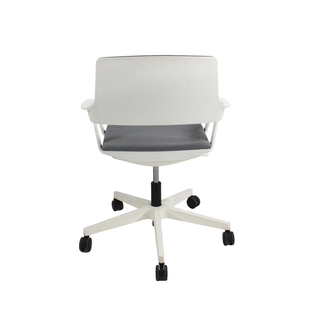 <tc>Steelcase</tc>: <tc>QiVi</tc> - Chaise de réunion en tissu gris - Reconditionnée