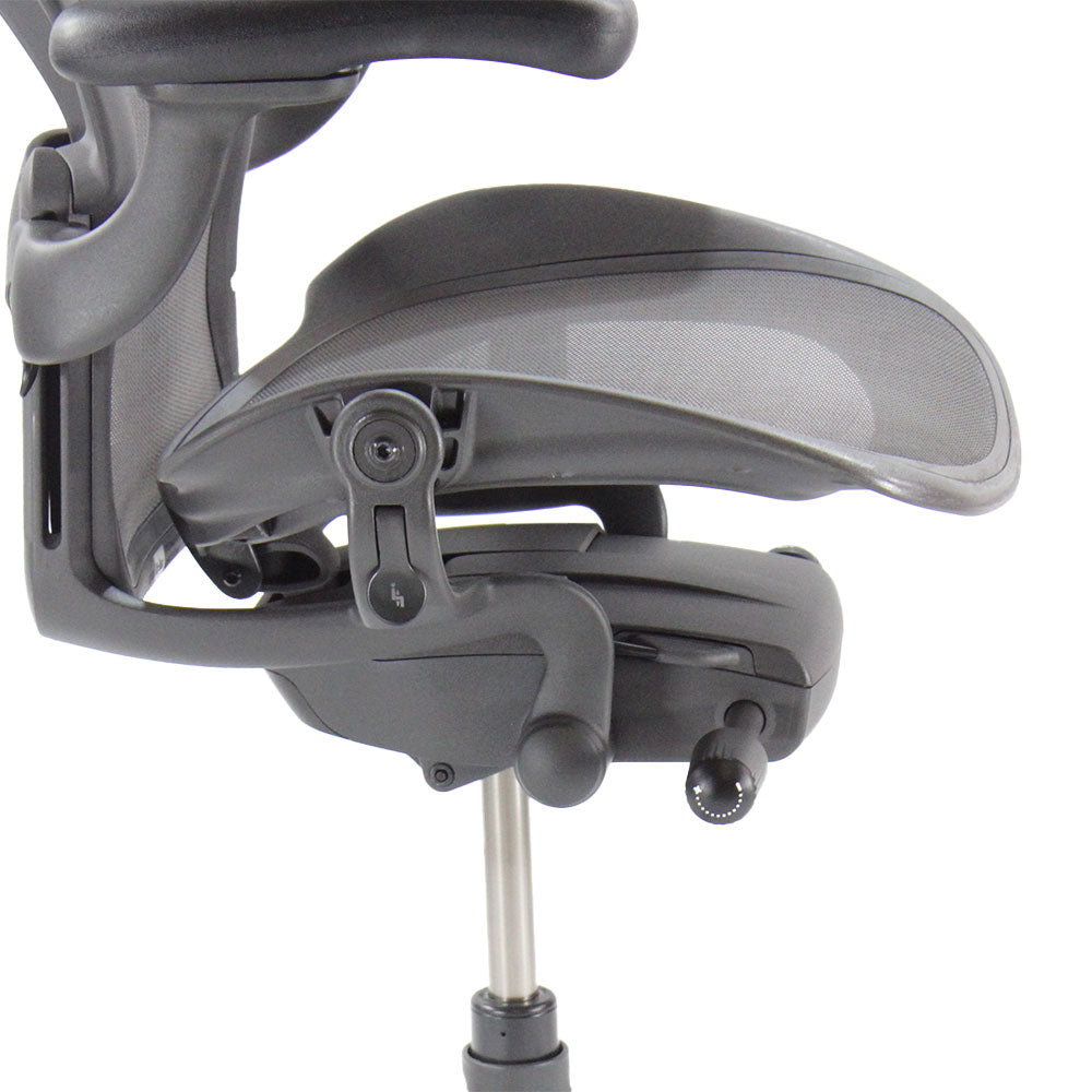 <tc>Herman Miller</tc>:Aeron <tc>Size B</tc> Remasterizado con reposacabezas en grafito - Reacondicionado