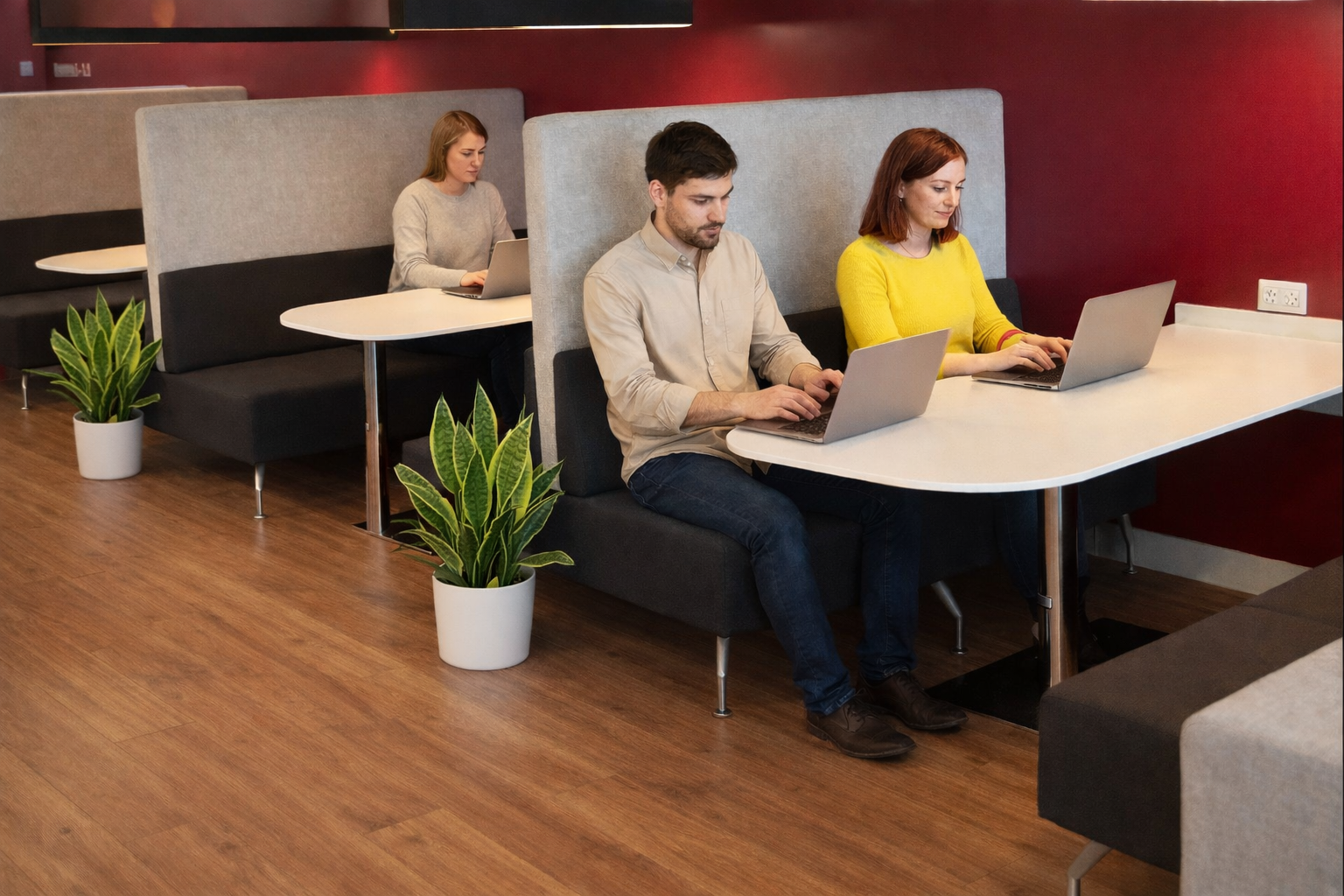 Orangebox: Zwart en groen, weg van het bureau (AFTD) stand met hoge rugleuning - gerenoveerd