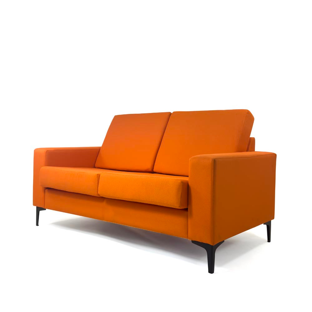 Versprechen: Zielen Sie zwei Sitzoter -Sofa in orangefarbenem Stoff - renoviert
