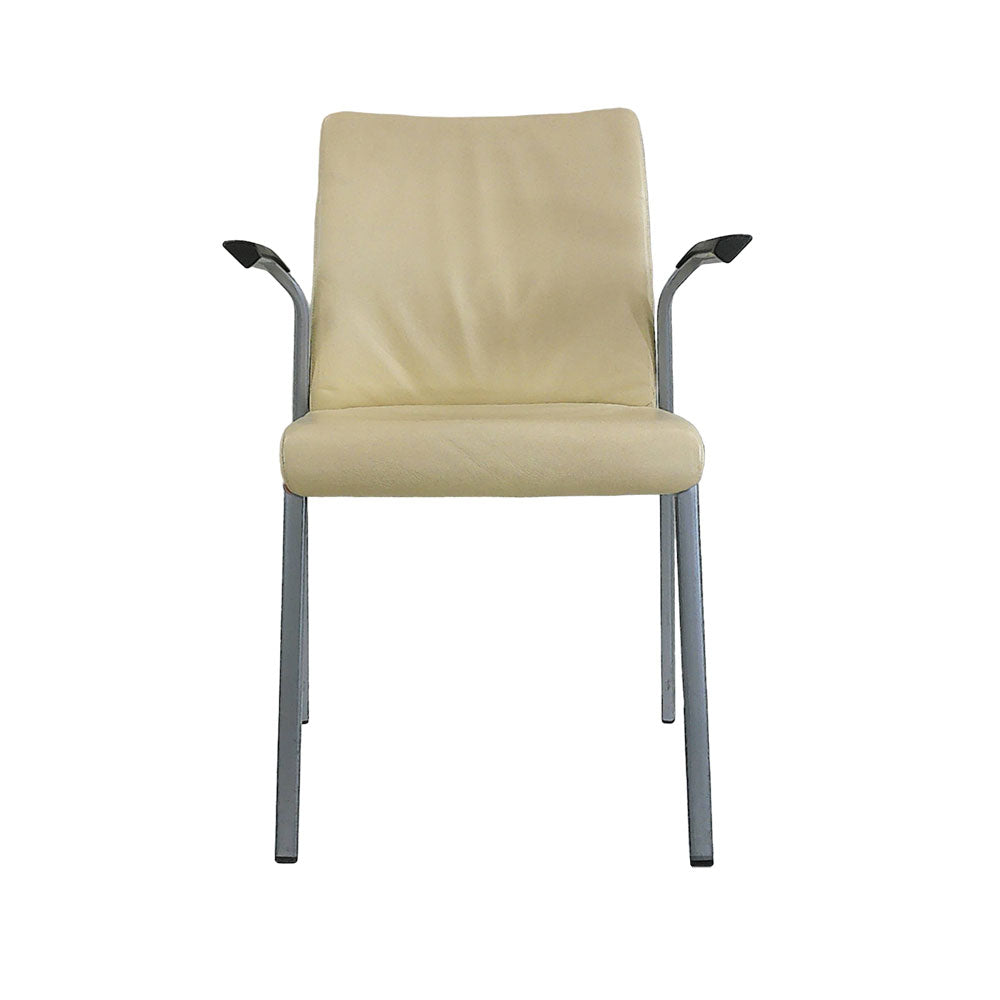 <tc>Steelcase</tc>: Chaise empilable en cuir crème d'origine - Reconditionnée