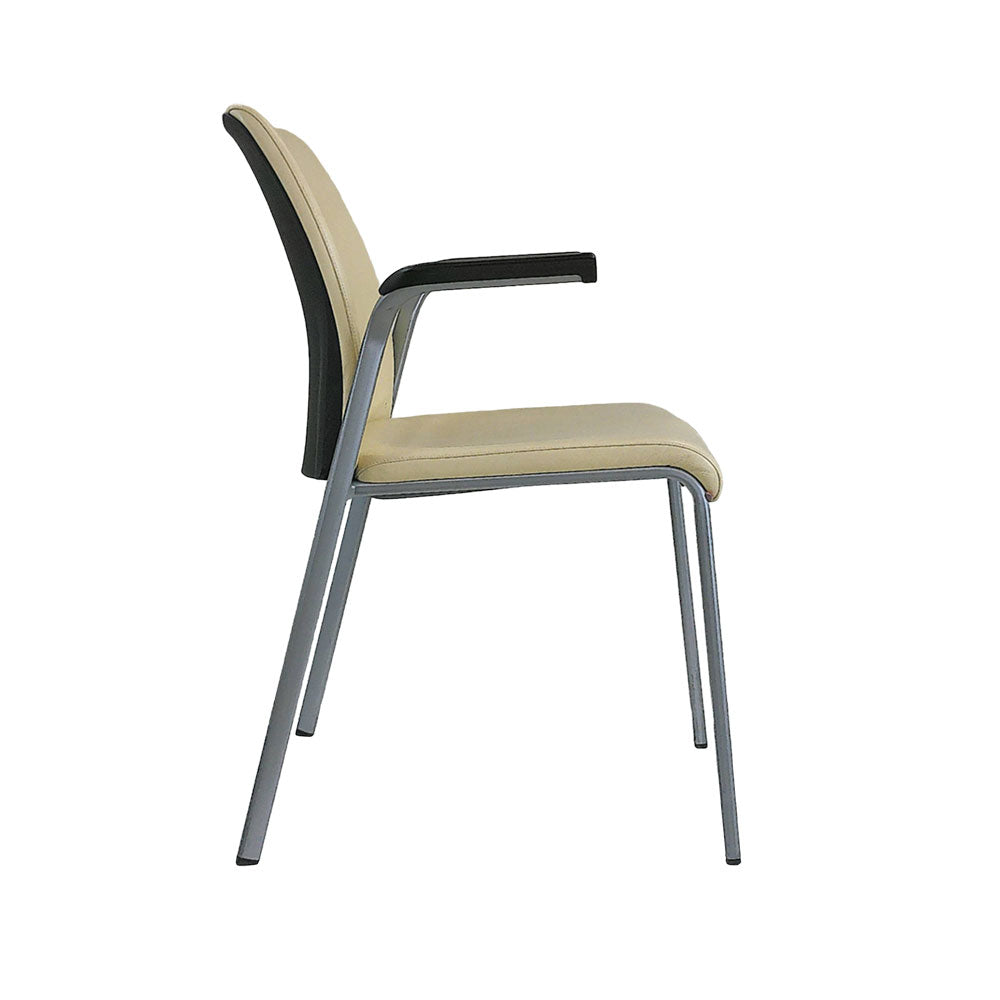 <tc>Steelcase</tc>: Chaise empilable en cuir crème d'origine - Reconditionnée