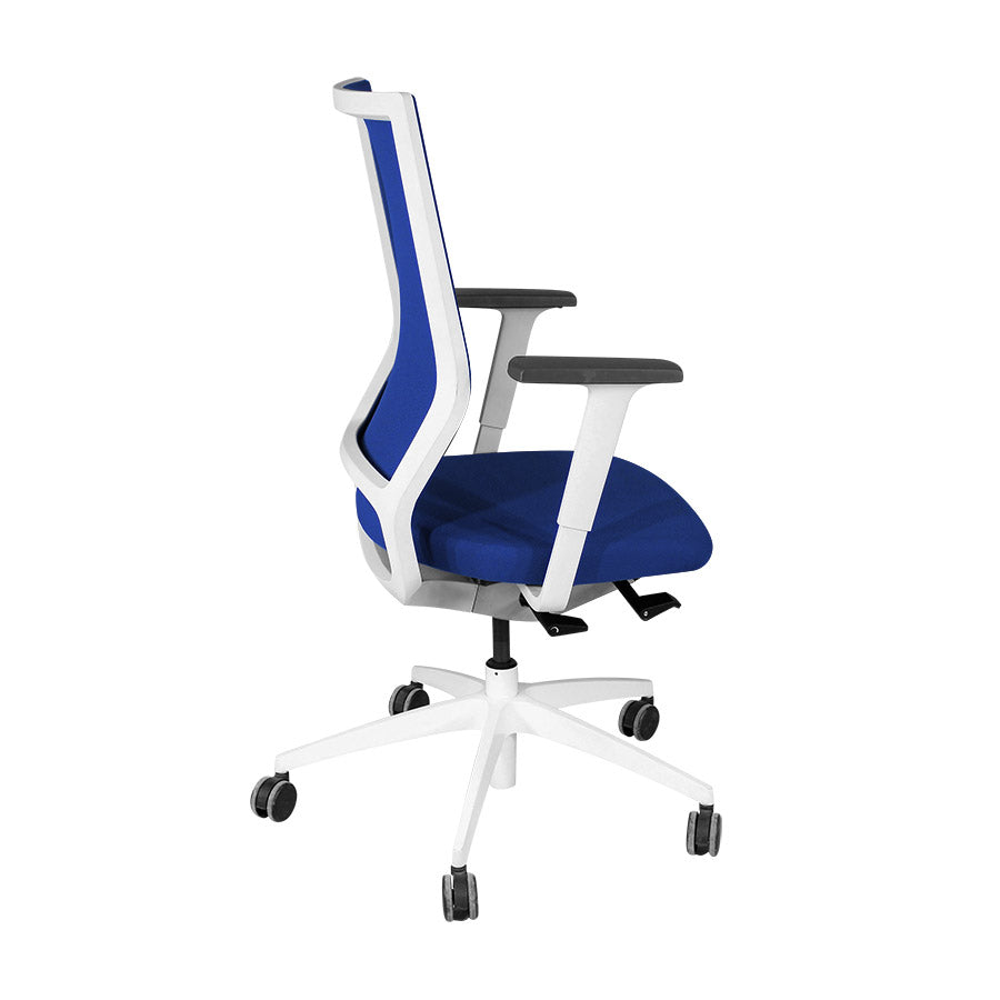 <tc>Sedus</tc>: <tc>Quarterback</tc> Chaise de bureau avec cadre blanc et tissu bleu - Reconditionnée