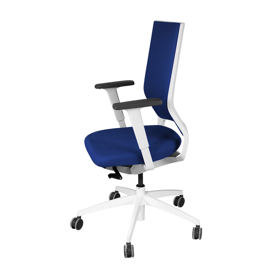 <tc>Sedus</tc>: <tc>Quarterback</tc> Silla de oficina con estructura blanca y tela azul - Reacondicionada