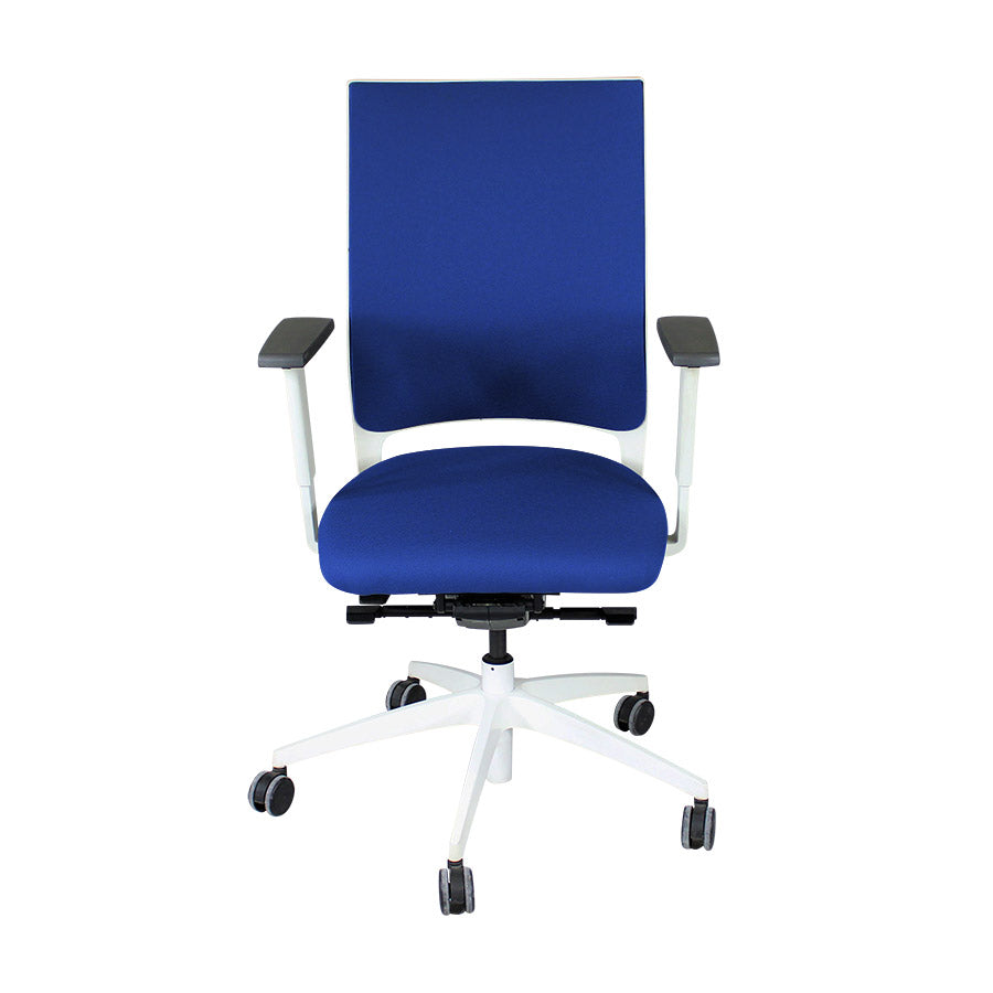 <tc>Sedus</tc>: <tc>Quarterback</tc> Chaise de bureau avec cadre blanc et tissu bleu - Reconditionnée