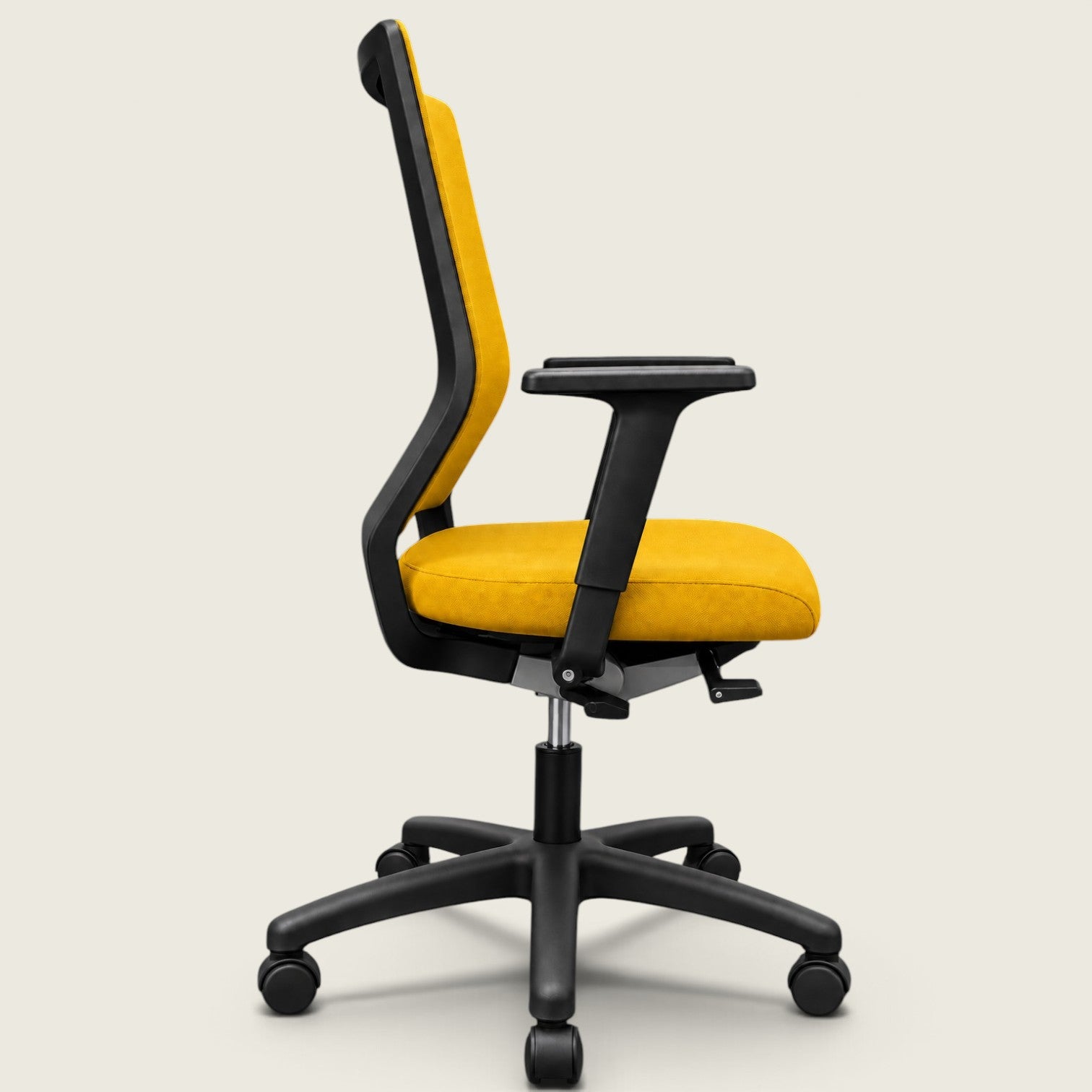 <tc>Sedus</tc>: <tc>Quarterback</tc> Bureaustoel met gele stoffen bekleding en gele stoffen rugleuning - gerenoveerd
