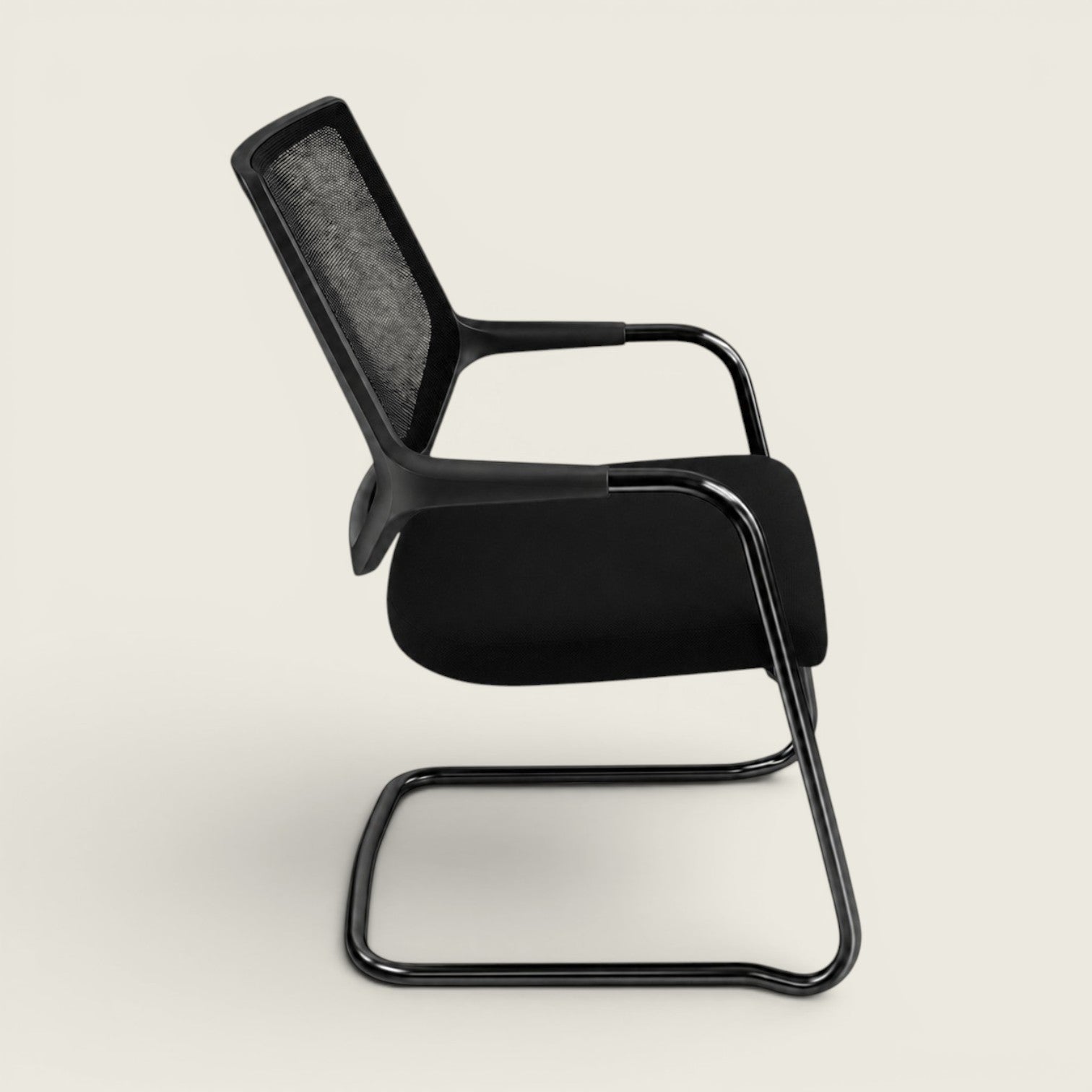 <tc>Sedus</tc>: <tc>Quarterback</tc> Silla voladiza con respaldo de malla negra y asiento negro - Restaurada