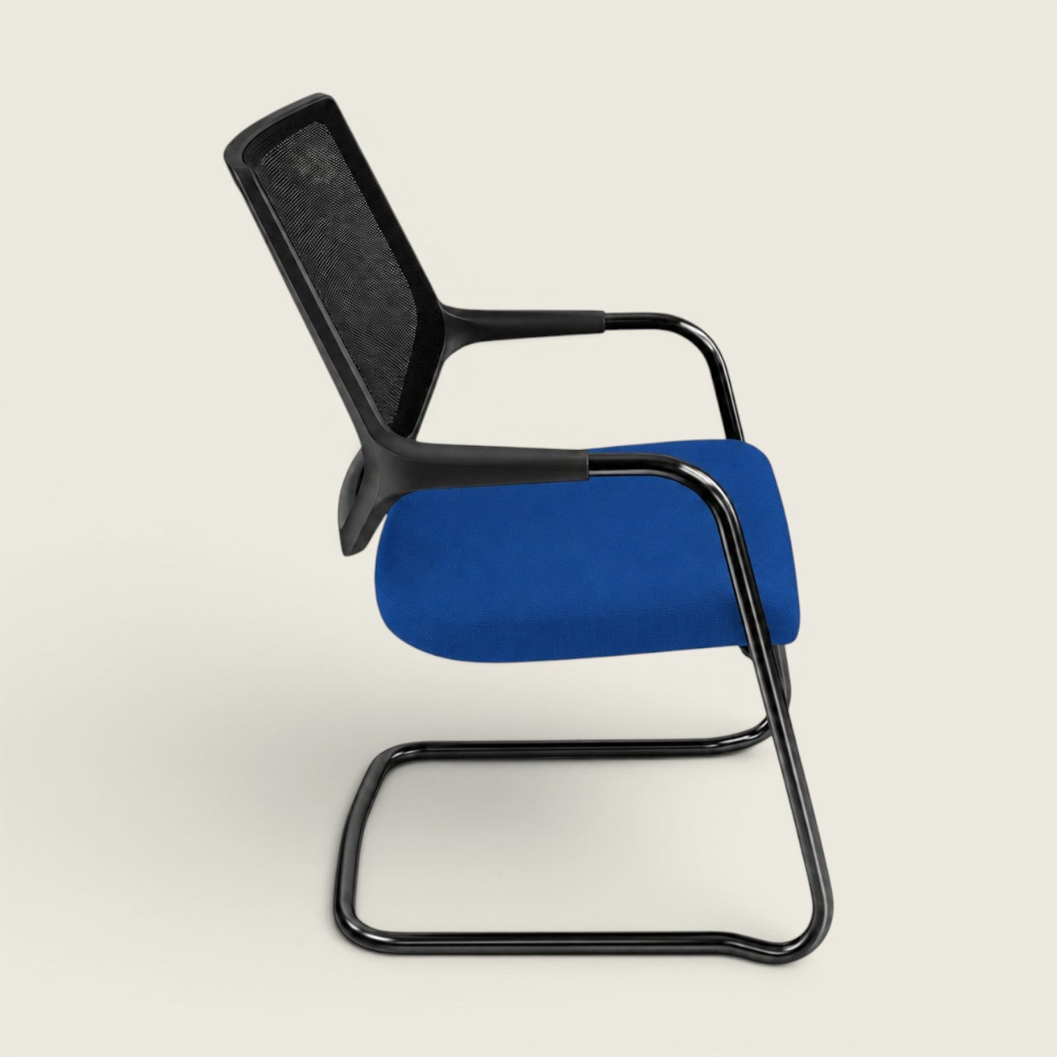<tc>Sedus</tc>: <tc>Quarterback</tc> Chaise cantilever avec dossier en maille noire et assise bleue - Remis à neuf
