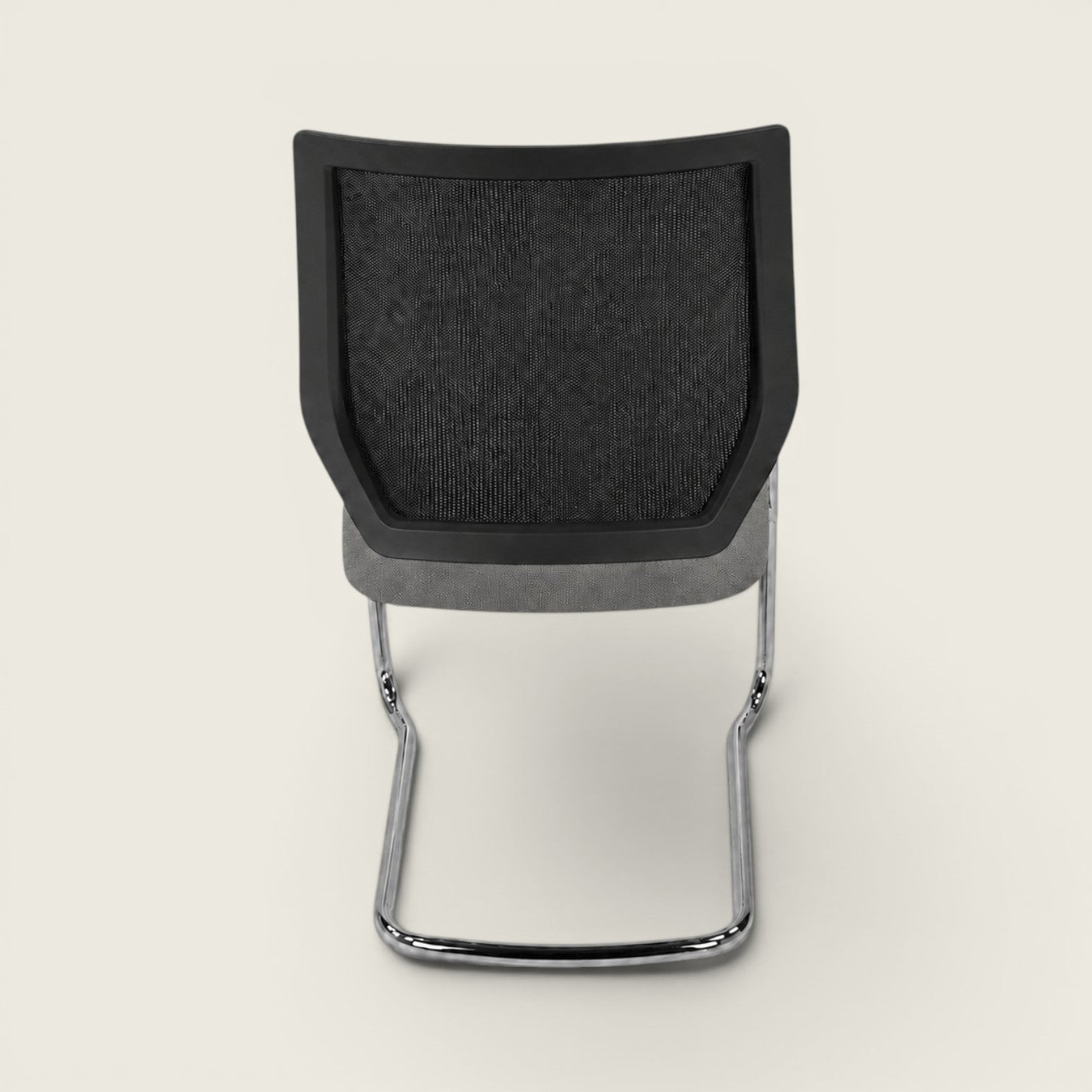<tc>Sedus</tc>: <tc>Quarterback</tc> Silla voladiza con respaldo de malla negra y asiento gris - Restaurada