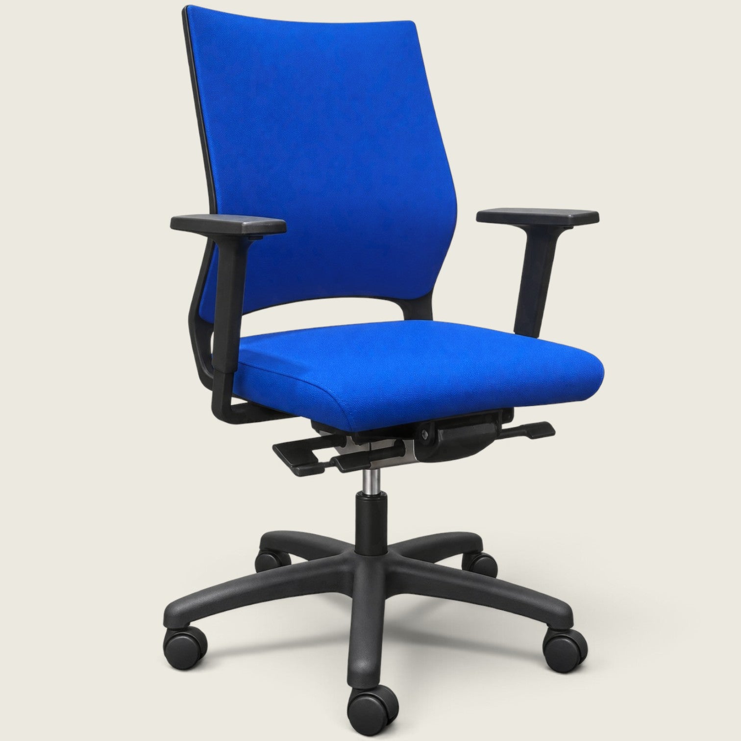 <tc>Sedus</tc>: <tc>Quarterback</tc> Bureaustoel in blauwe stof met een blauwe stoffen rugleuning - gerenoveerd