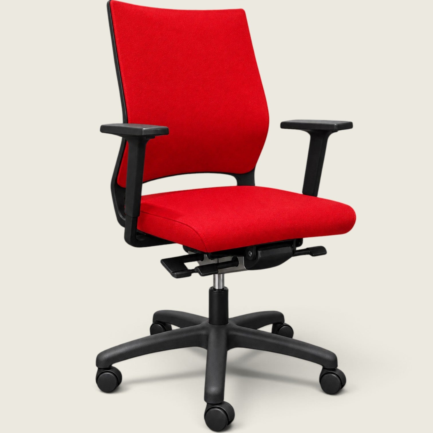 <tc>Sedus</tc>: <tc>Quarterback</tc> Bureaustoel met rode stoffen bekleding en rode stoffen rugleuning - gerenoveerd