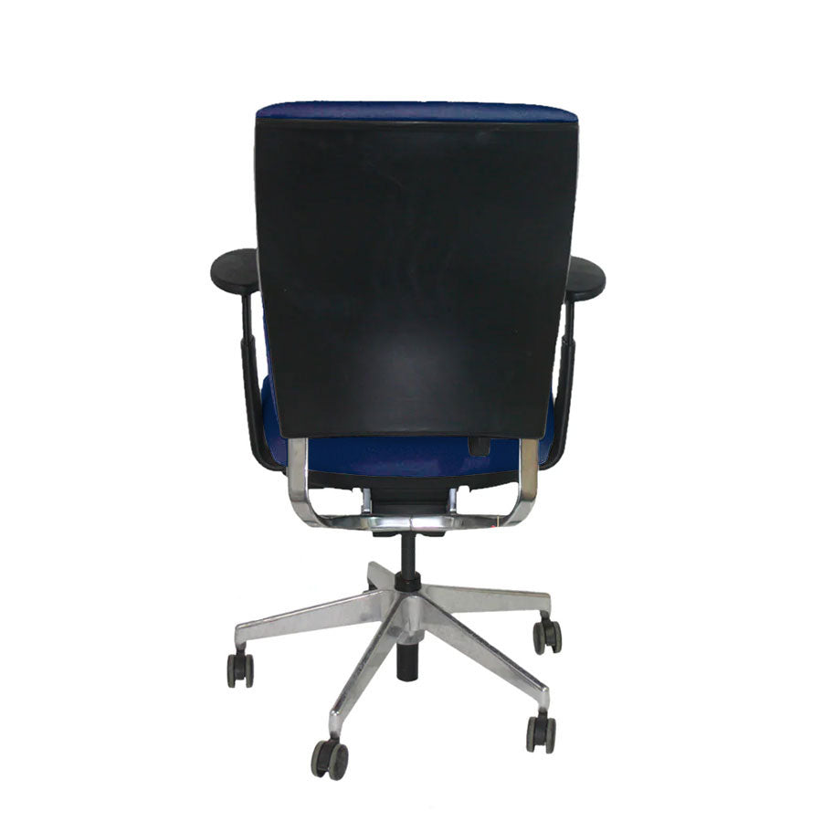 <tc>Senator</tc>: Chaise de bureau Enigma S21 avec cadre en aluminium et tissu bleu - Reconditionnée