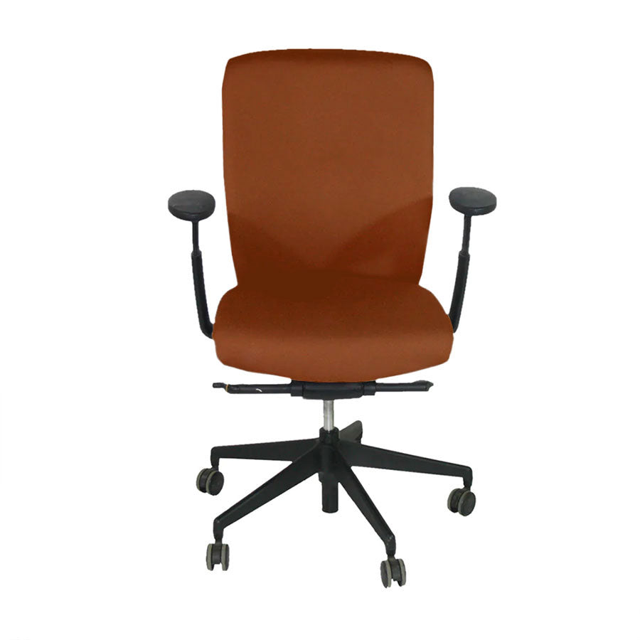 <tc>Senator</tc>Silla de oficina Enigma S21 con estructura negra y cuero color canela - Reacondicionada
