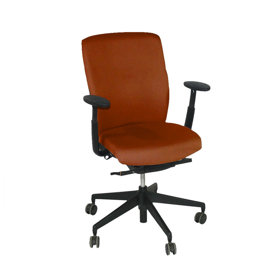 <tc>Senator</tc>Silla de oficina Enigma S21 con estructura negra y cuero color canela - Reacondicionada