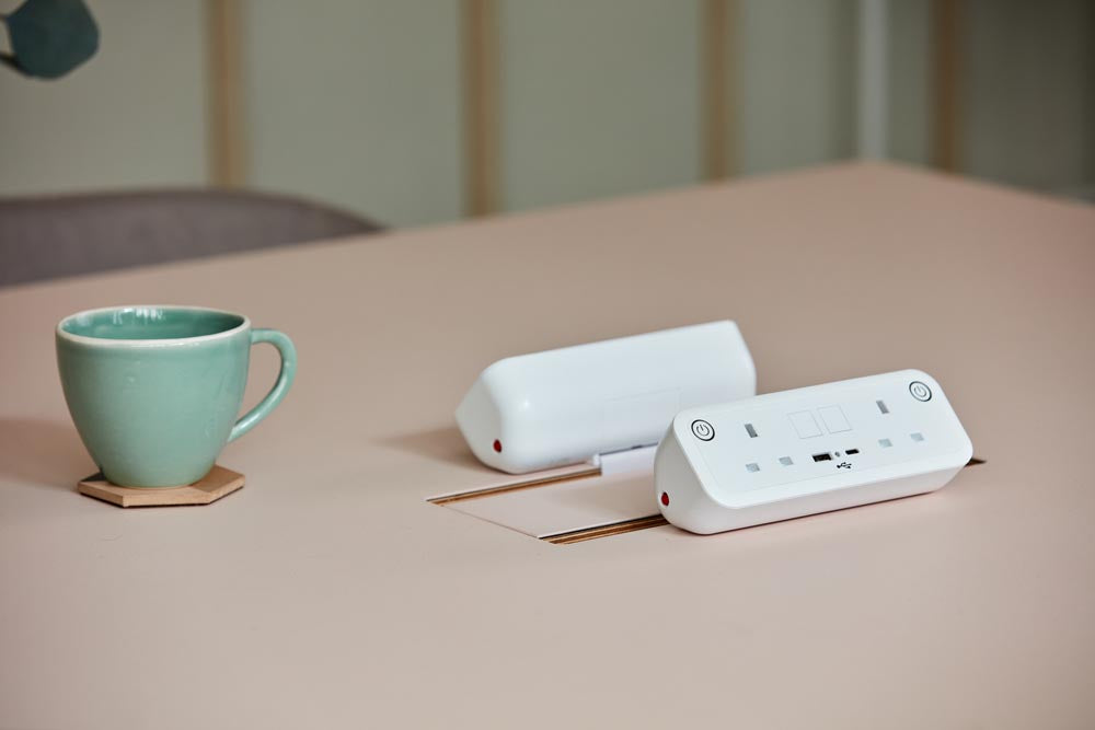 UNO -Desktop -Leistungsmodul in Gloss White