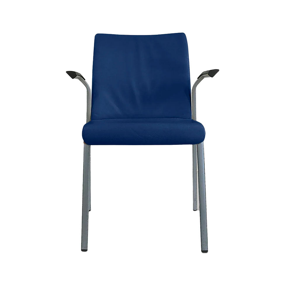 <tc>Steelcase</tc>: Stapelstoel in blauwe stof - Gereviseerd
