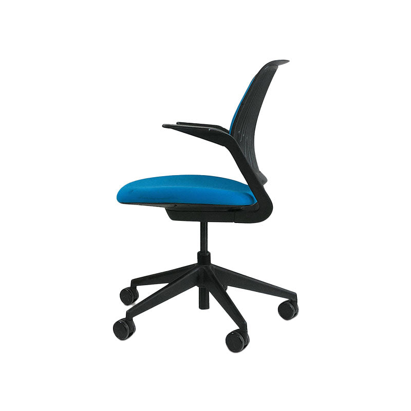 <tc>Steelcase</tc>: Chaise de réunion Cobi avec cadre noir en tissu bleu - Reconditionnée