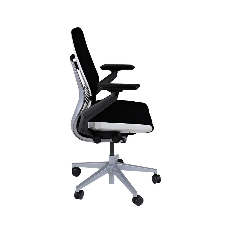 <tc>Steelcase</tc>: Chaise de bureau ergonomique Gesture - Cuir noir - Reconditionnée