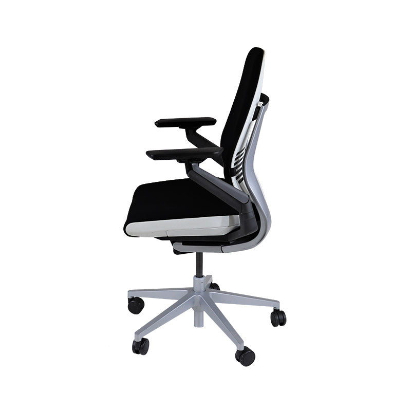 <tc>Steelcase</tc>: Chaise de bureau ergonomique Gesture - Cuir noir - Reconditionnée