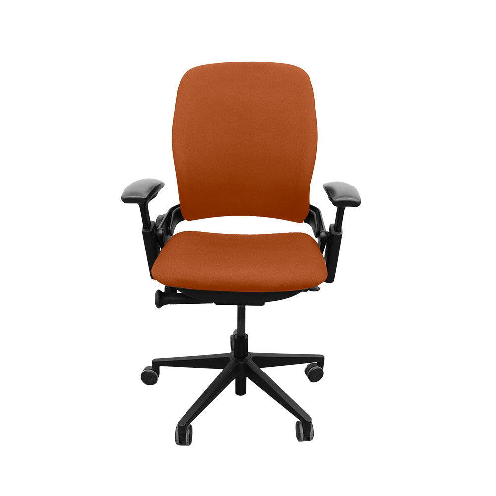 <tc>Steelcase</tc>: <tc>Leap V2</tc> Silla de oficina con brazo ajustable en altura - Cuero color canela - Reacondicionada