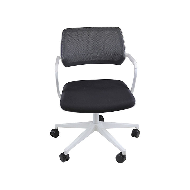 <tc>Steelcase</tc>: <tc>QiVi</tc> - Chaise de réunion avec dossier en maille en tissu gris - Reconditionnée