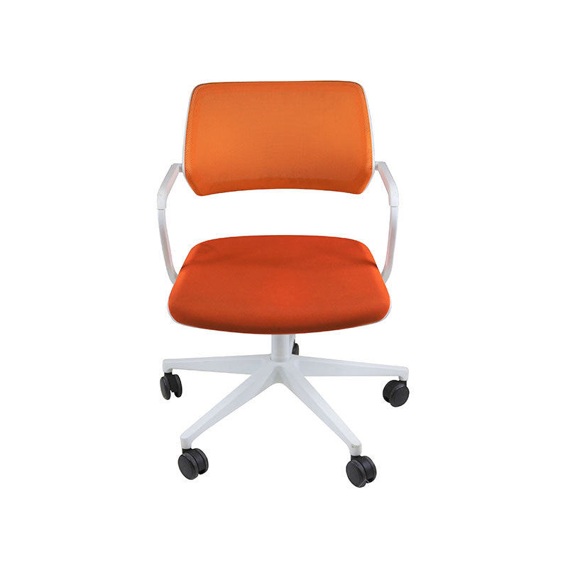 <tc>Steelcase</tc>: <tc>QiVi</tc> - Konferenzstuhl mit Netzrückenlehne aus orangefarbenem Stoff - Generalüberholt