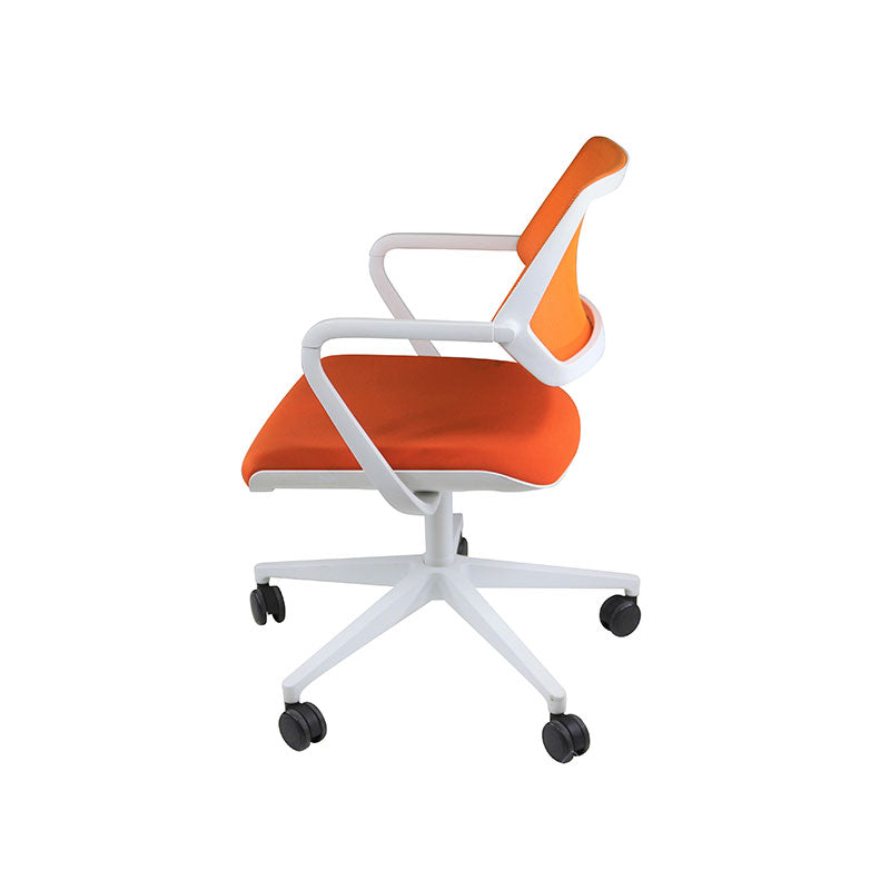 <tc>Steelcase</tc>: <tc>QiVi</tc> - Konferenzstuhl mit Netzrückenlehne aus orangefarbenem Stoff - Generalüberholt